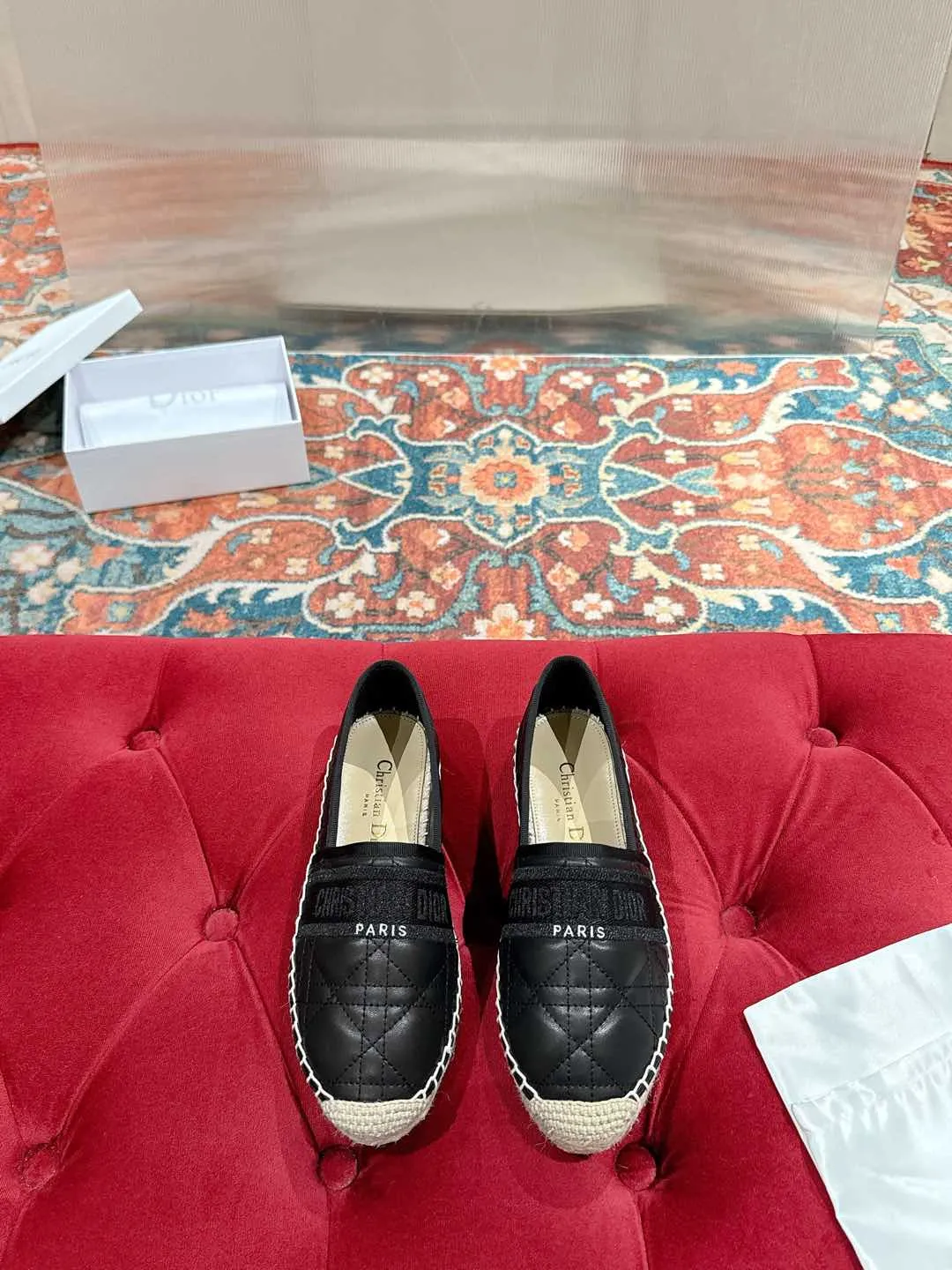 👟👟Ex-factory price 460👟👟 Dior DIOR's new popular early spring fisherman shoes 🆕 Simple, elegant and fashionable, timeless and timeless, it is a classic that will never fade away in the fashion circle, retro fisherman shoes. Original hand-woven surface, electric embroidery technology! Specific cloth surface and rubber outsole. Code number: 35-39 (40.41 customized, non-refundable)